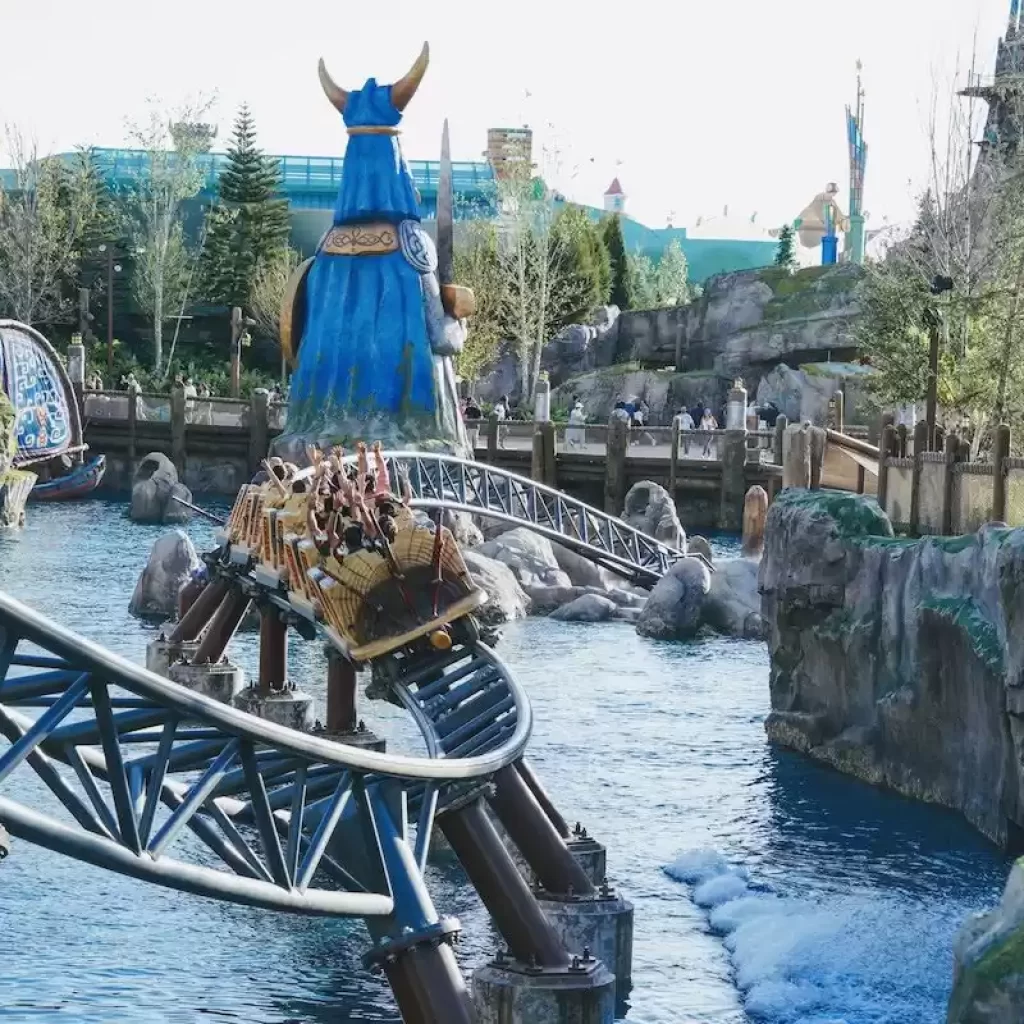 Hiccups-Wing-Gliders-on-lagoon-How-to-Train-Your-Dragon-Isle-of-Berk-Epic-Universe-photo-by-Matt-Roseboom